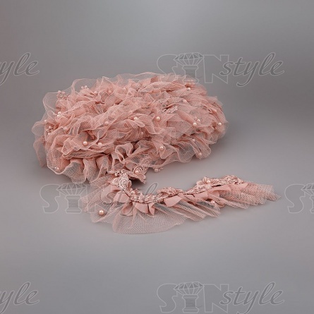 Сборка из сетки, задекорированная ажурным кружевом и бусинами в цвет кружева, ширина 70 мм, цвет грязно-розовый, намотка 10 ярдов  фото 2