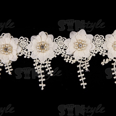 Тонкое ажурное кружево, декорированное цветами, бусинами и стразами, ширина 90 мм, цвет шампань, намотка 10 ярдов фото 1