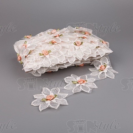 Цветочное кружево на тонкой капроновой основе, декорированное объемными цветами, ширина 70 мм, цвет белый, намотка 15 ярдов фото 1