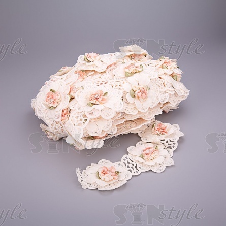 Кружево Цветочное, на тонкой ажурной основе россыпь объемных бутонов роз со стразой в середине каждого цветка, намотка 10 ярдов, ширина 6,0 см  фото 2