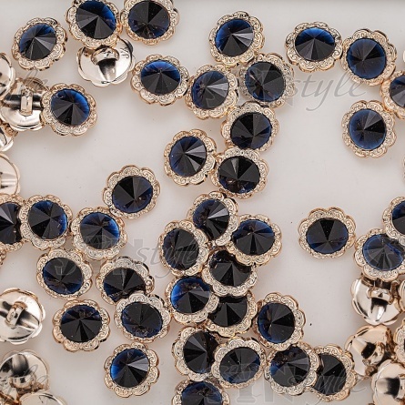 Пуговица пластиковая на ножке, круглая с ажурным бортиком, основа золотая, вставка в виде темно-синей стразы, 28L фото 3