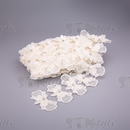 Нежное ажурное кружево из бантиков, декорированное белыми стразами и бусинами в цвет кружева, ширина 75 мм, цвет шампань, намотка 10 ярдов фото 1