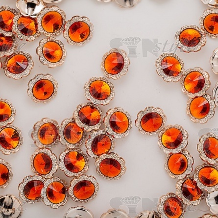 Пуговица пластиковая на ножке, круглая с ажурным бортиком, основа золотая, вставка в виде оранжевой стразы, 28L фото 3