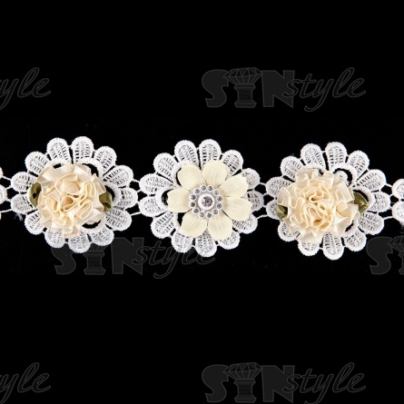 Цветочное кружево, декорированное объемными цветами и стразами, ширина 48 мм, цвет белый, намотка 15 ярдов фото 2