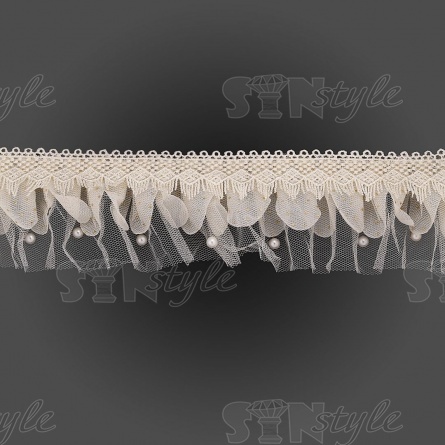 Сборка из сетки, задекорированная ажурным кружевом и бусинами в цвет кружева, ширина 70 мм, цвет шампань, намотка 10 ярдов  фото 3