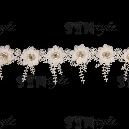 Тонкое ажурное кружево, декорированное цветами, бусинами и стразами, ширина 90 мм, цвет шампань, намотка 10 ярдов фото 2