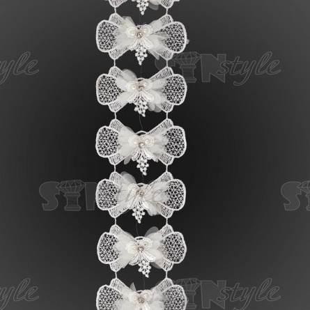 Нежное ажурное кружево из бантиков, декорированное белыми стразами и бусинами в цвет кружева, ширина 75 мм, цвет белый, намотка 10 ярдов фото 2