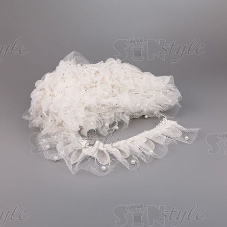 Сборка из сетки, задекорированная ажурным кружевом и бусинами в цвет кружева, ширина 70 мм, цвет белый, намотка 10 ярдов  фото 2