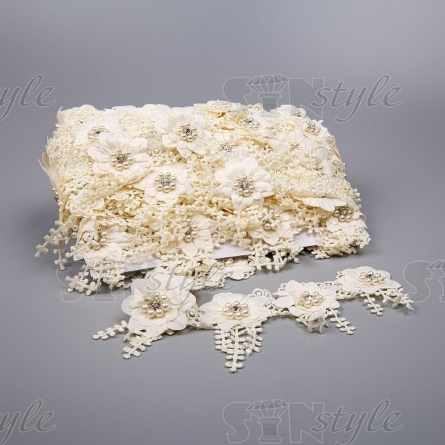 Тонкое ажурное кружево, декорированное цветами, бусинами и стразами, ширина 90 мм, цвет шампань, намотка 10 ярдов фото 3