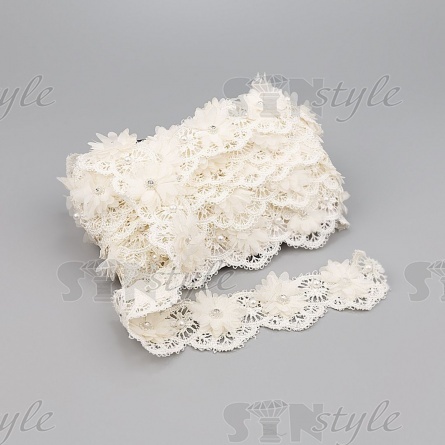 Кружево ажурное с объемными цветами в цвет кружева, украшено белыми бусинами и стразами, ширина 50 мм, намотка 10 ярдов, цвет шампань  фото 3