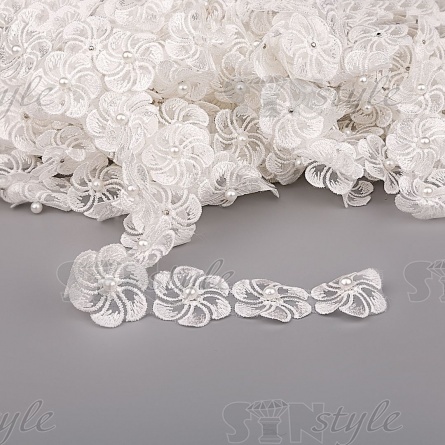 Кружево "Цветочки" на капроновой ленте, ширина 35 мм, цвет белый+белые бусины, намотка 20 ярдов фото 1