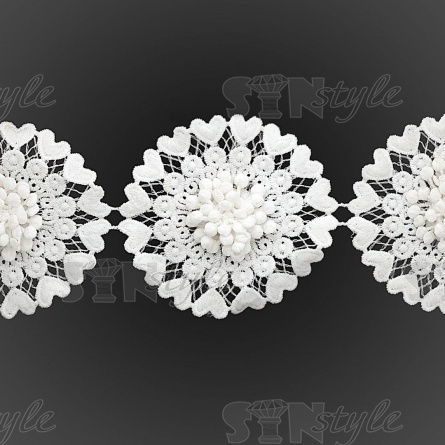 Кружево "Цветочное", воздушная цветочная гирлянда из объемных цветов и стилизованных сердечек по окружности, ширина 80 мм, цвет белый, намотка 15 ярдов фото 2