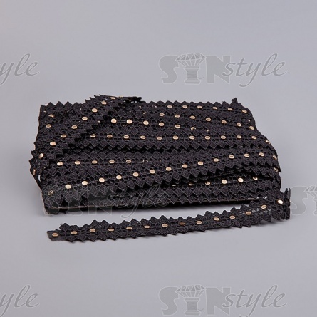 Тесьма с отделкой клепками, тонкая ажурная тесьма с клепками по всей длине изделия, ширина 35 мм, цвет черный/клепки золото, намотка 15 ярдов  фото 3