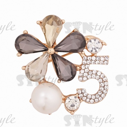 Брошка металлическая со стразами, застежка булавка, цвет золото+разноцветные стразы+белая бусина, размер 38х38 мм фото 1