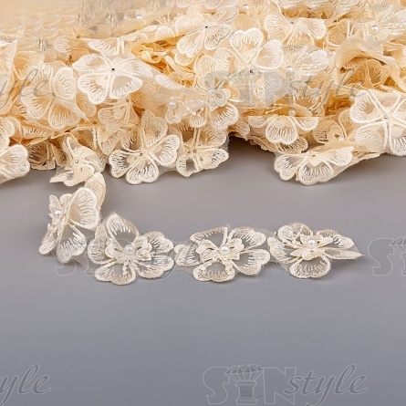Кружево "Цветочки", нежная объемная цветочная гирлянда с бусиной в центре каждого цветка, на капроновой ленте, ширина 55 мм, цвет шампань, намотка 20 ярдов фото 1