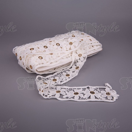 Кружево ажурное с отделкой, нежная кружевная цветочная гирлянда с люверсами в ценре каждого цветочка, ширина 50 мм, намотка 15 ярдов, цвет белый фото 3