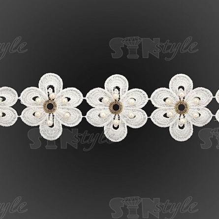 Ажурное кружево в виде цветов, украшенных белыми бусинами и золотыми люверсами со стразами, ширина 60 мм, цвет белый, намотка 15 ярдов  фото 2