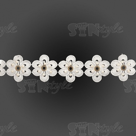 Ажурное кружево в виде цветов, украшенных белыми бусинами и золотыми люверсами со стразами, ширина 60 мм, цвет белый, намотка 15 ярдов  фото 1