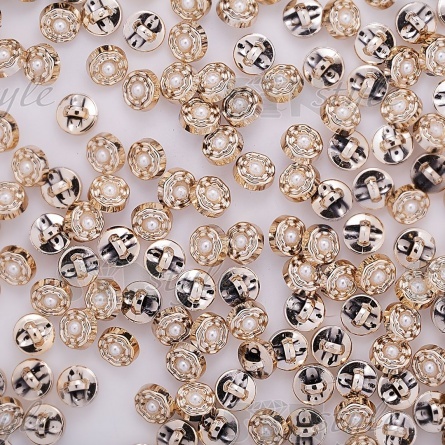 Пуговица пластиковая на ножке, размер 18L, круглая с волнистыми краями, цвет золотой, в центре шляпки белая бусина фото 3