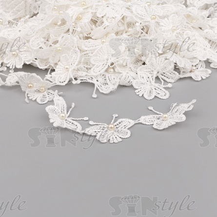 Кружево "Бабочка", нежная гирлянда из ажурных бабочек с бусиной в середине, ширина 45 мм, намотка 15 ярдов, цвет белый фото 3